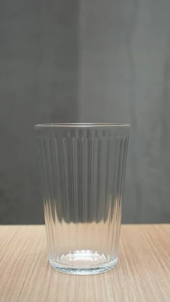 Töm Transparent Glas Över Träbord — Stockfoto