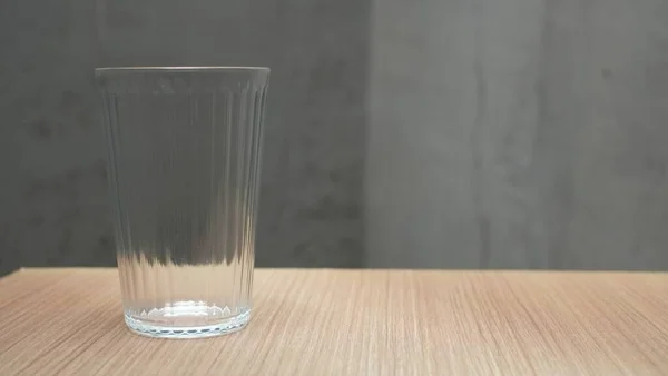 木製テーブルの上に空の透明ガラス — ストック写真