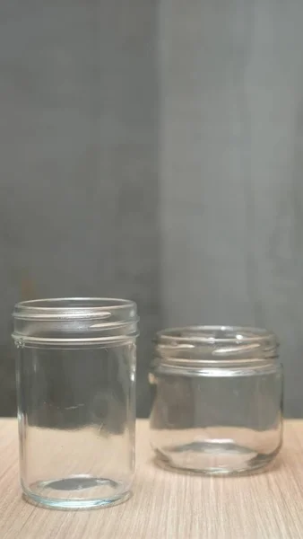 Zwei Kleine Leere Gläser Auf Holztisch — Stockfoto