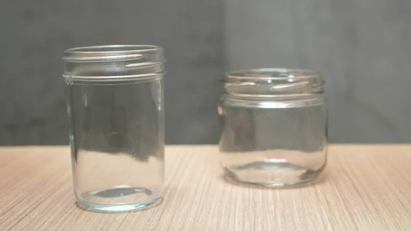 Zwei Kleine Leere Gläser Auf Holztisch — Stockfoto