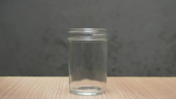 打开空玻璃瓶 盛放食物和木桌上的罐装食物 — 图库照片