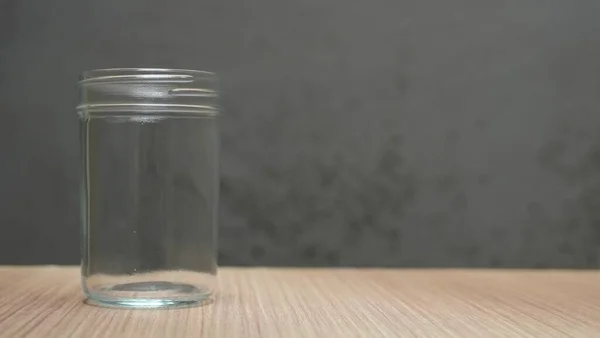 Offene Leere Gläser Für Lebensmittel Und Konserven Auf Holztisch — Stockfoto