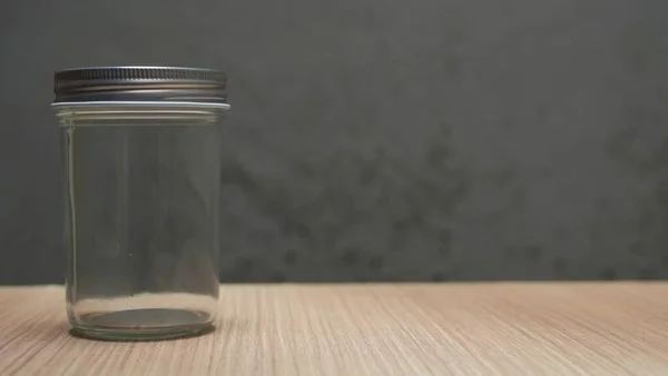 Geschlossenes Leeres Glasgefäß Auf Holztisch — Stockfoto