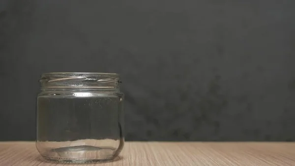 Offene Leere Gläser Für Lebensmittel Und Konserven Auf Holztisch — Stockfoto