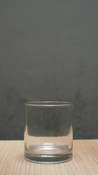 Κενό Διαφανές Γυαλί Πάνω Από Ξύλινο Τραπέζι — Φωτογραφία Αρχείου