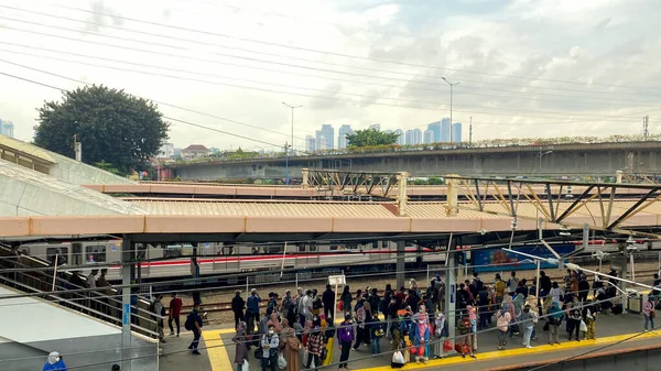 Şehirdeki tren istasyonu manzaralı.