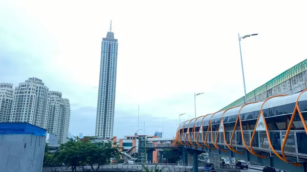 Şehrin modern binası