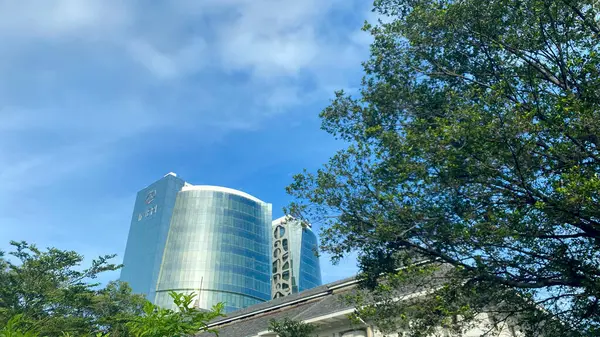 Şehrin modern binası