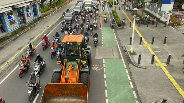 the image was organized of the car.