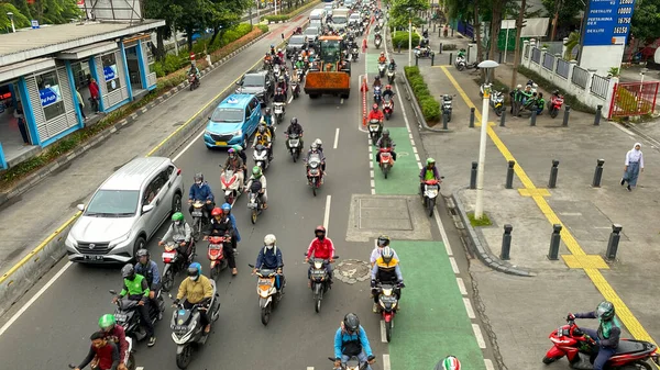 Bangkok, Tayland-1 Mart 2018 Barselona 'da insanlar sokakta araba kullanıyor.