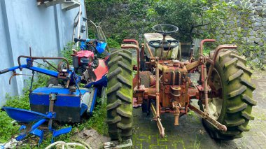 Eski paslı traktör tarlada