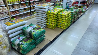 Bir mağazada bir sürü farklı ürün var.