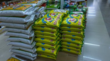 Piyasada geleneksel Tayland ipeği kumaşı