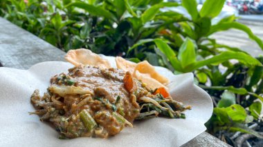 Peynirli ve sebzeli kızarmış balık.