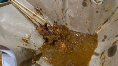 Beyaz ve sarı bir balığa yaklaş