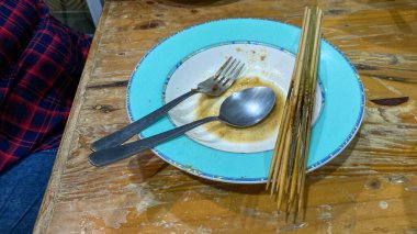 Bıçak ve çatalla tabağı kapat.