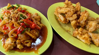 Sebze ve soslu kızarmış tavuk.