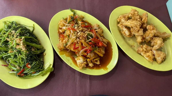 Kızarmış domuz eti, sebze ve baharat tabakta.