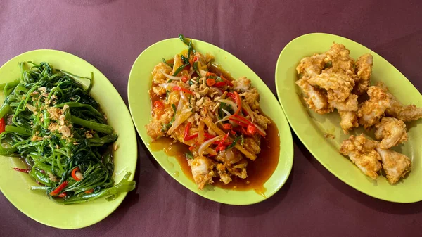 Thailändisches Essen Gebraten Mit Gemüse Und Sauce lizenzfreie Stockfotos
