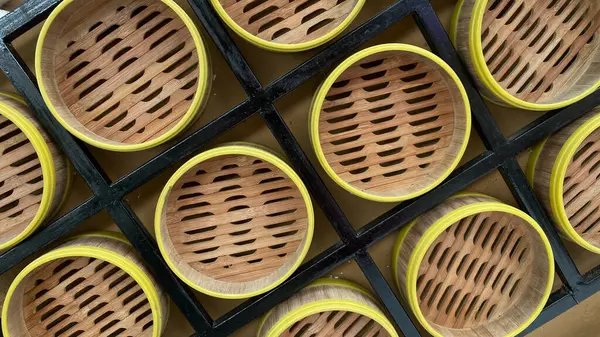 Sokaktaki eski tahta fıçı.