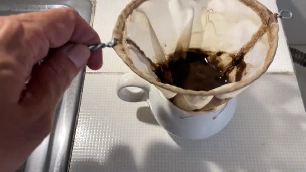 Koffie Zetten Met Een Doek Zeef — Stockvideo