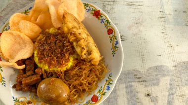 fried chicken with spicy sauce and vegetables