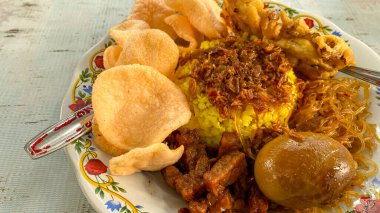 Sebze ve soslu kızarmış tavuk.