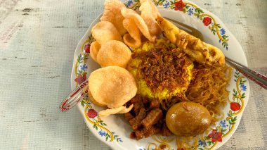 Sebze ve soslu kızarmış tavuk.