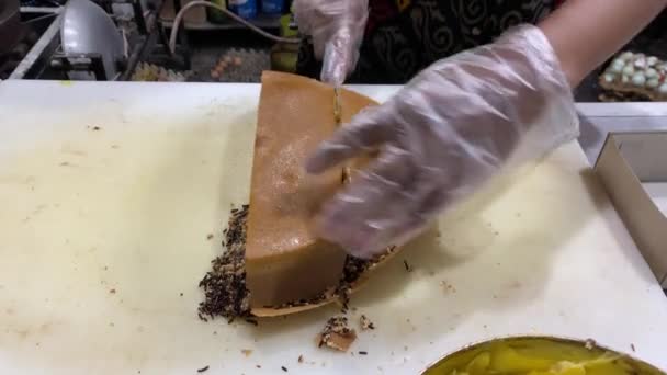 Chef Cortando Bolo Comida Sobremesa — Vídeo de Stock