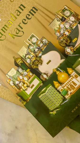 Karácsonyi Ajándék Doboz Arany Arany Érmék — Stock Fotó