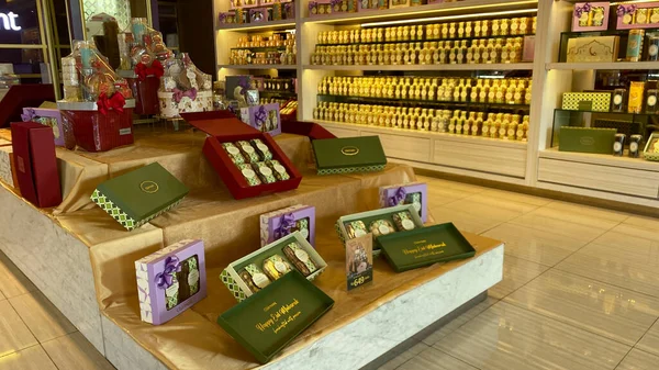 a lot of different kinds of drawers