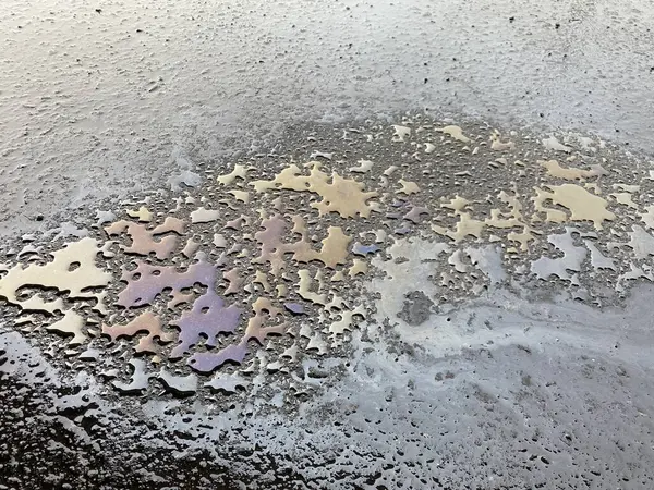 ıslak su damlaları bardağa düşer.