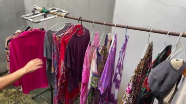 Mağazada satılık giysiler