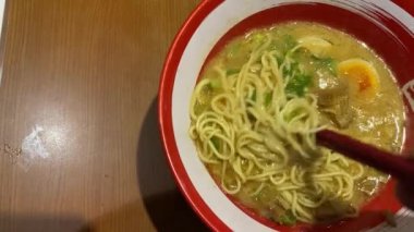 somon ve sebzeli erişte.