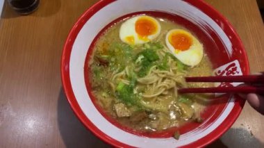 Ramen denen lezzetli Asya yemeklerini yakından izleyin.