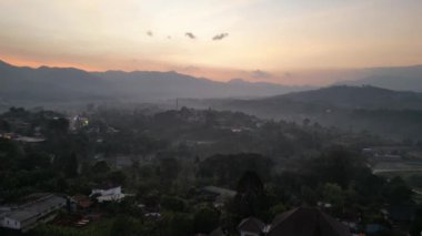 Sabahları ülkenin dağlarında güneşin doğuşunun insansız hava aracı görüntüleri..