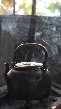 Bulanık arkaplanda siyah beyaz bir çaydanlık fotoğrafı.