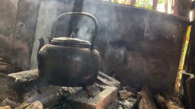 Mutfakta yanan çaydanlık.