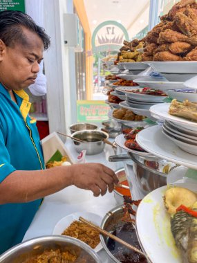 Satıcı Endonezya, Tangerang 'da bir Padang restoranında yemek hazırlıyor..