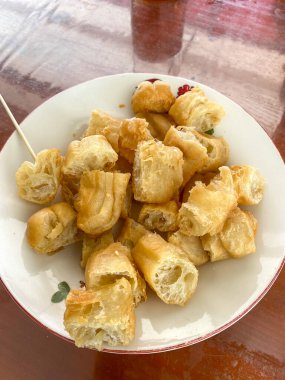 Youtiao veya cakwe kızarmış hamur çubuğudur. Birkaç parçaya bölünmüş cakwe bir tabakta servis edilir.