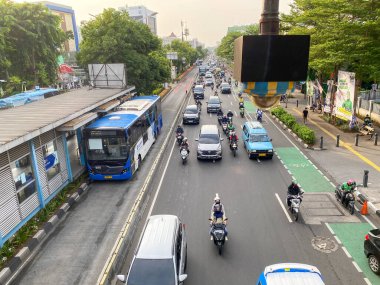 Trafik kontrol kameraları. Mobese kameraları arabaları ve motosikletleri gösteriyor. Yukarıdan görünüyor, arka plan bulanık.