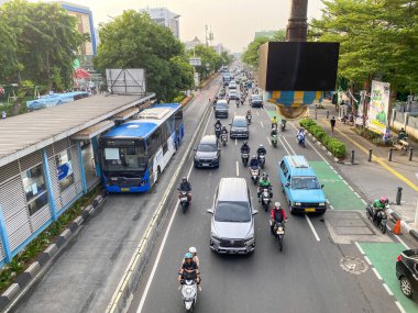 Trafik kontrol kameraları. Mobese kameraları arabaları ve motosikletleri gösteriyor. Yukarıdan görünüyor, arka plan bulanık.