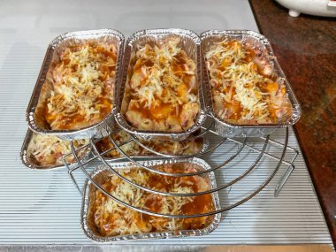 Makarna scotel veya alüminyum folyo kabında fırında makarna. Scotel makarnası kahve saati için mükemmel bir arkadaştır.