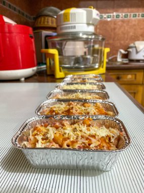 Peynirli Scotel fırınlanmış kremalı makarna. Mutfaktaki makarna pişmeye hazır.. 