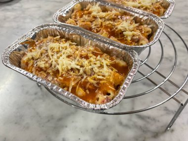 Makarna scotel veya alüminyum folyo kabında fırında makarna. Scotel makarnası kahve saati için mükemmel bir arkadaştır.