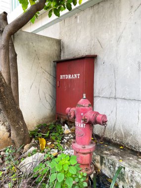 Yangın olup olmadığını anlamak için binanın dışındaki yangın musluğu ve hortum deposu.