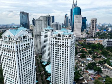 Şehir manzarası, binalar ve açık mavi gökyüzü. Jakarta şehir merkezi gökdelenleri öğlen gökdelenleri yükseliyor..