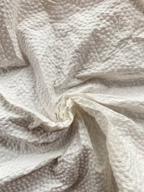 Beyaz renk katlanmış kağıt doku arka plan dokusu, buruşmuş kağıt doku dokusu. Üst görünüm boş kağıt grunge ezilmiş kağıt dokusu ışık ve gölge kopyalama alanı