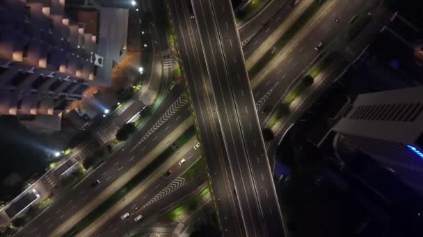 Зверху Вниз Повітрю Автомобілі Їздять Мосту Проходять Вночі Смугами Від — стокове відео