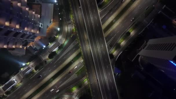 Верхняя Лестница Легковых Автомобилей Проезжает Мосту Подземному Переходу Ночью Полосами — стоковое видео